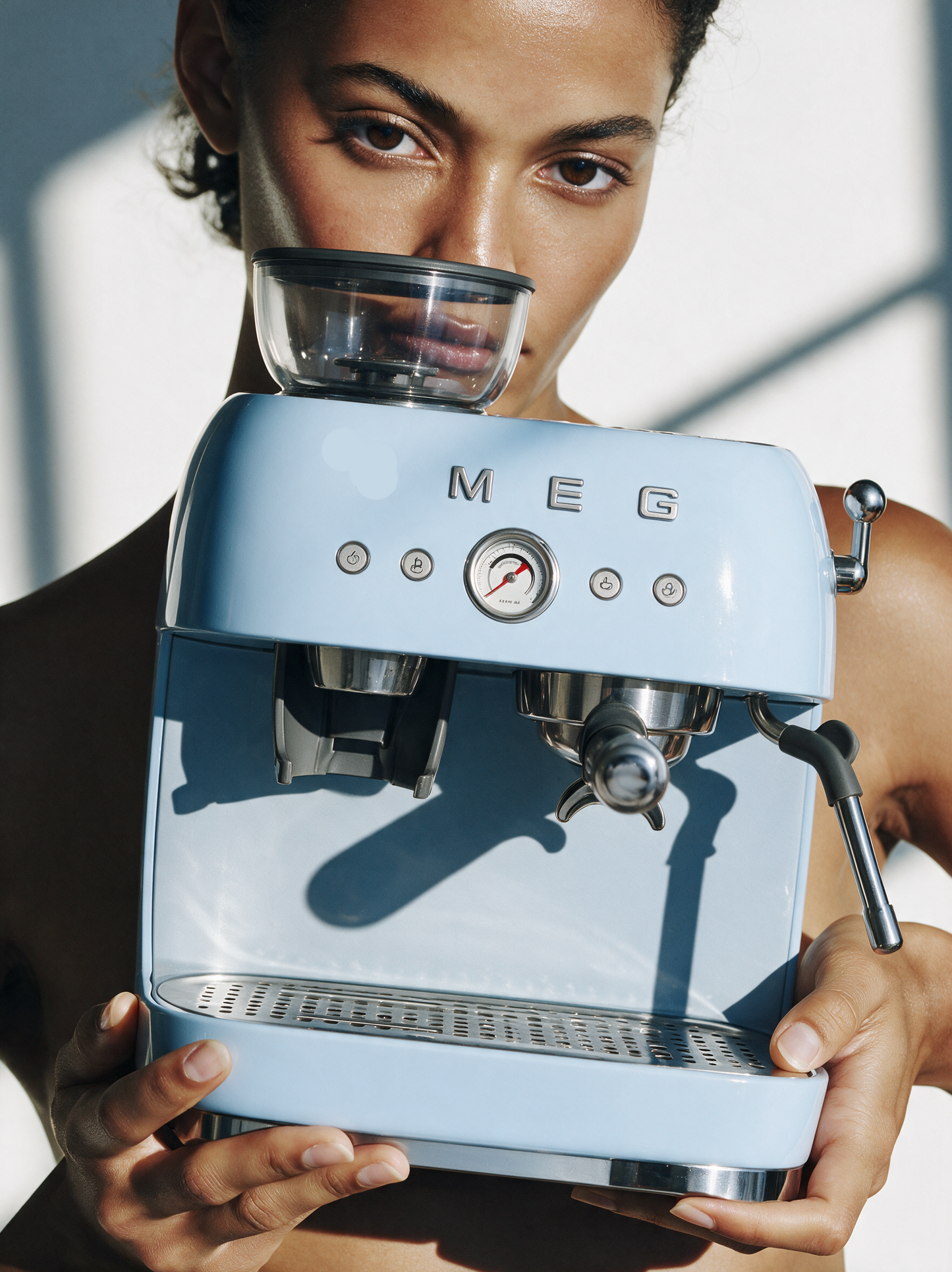 Espresso machine with built-in grinder