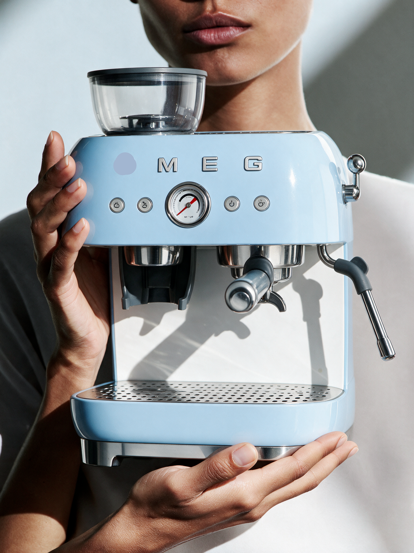Espresso machine with built-in grinder